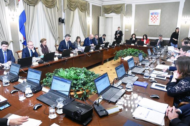 Slika prikazuje fotografiju sa sjednice Vlade na kojoj je imenovano Povjerenstvo za standardizaciju geografskih imena.